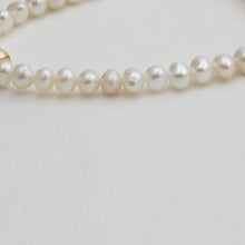 Cargar imagen en el visor de la galería, Pulsera de Perla con estrellas.