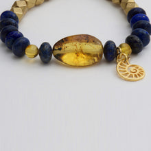 Cargar imagen en el visor de la galería, Pulsera Lapislázuli y Ámbar, dije espiral.