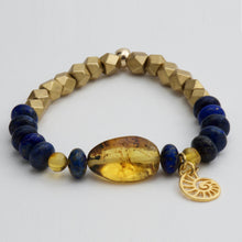 Cargar imagen en el visor de la galería, Pulsera Lapislázuli y Ámbar, dije espiral.