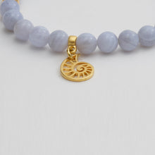 Cargar imagen en el visor de la galería, Pulsera de Ágata Cinta Azul con dije ovalado cebra con caracol espiral.