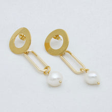 Load image into Gallery viewer, Chain necklace with Pearl pendant. Matching earrings included.