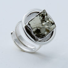 Cargar imagen en el visor de la galería, Anillo ajustable con Pirita rectangular. Bisel redondo
