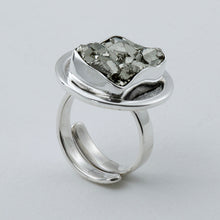 Cargar imagen en el visor de la galería, Anillo ajustable con Pirita rectangular. Bisel ovalado