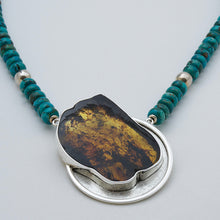 Cargar imagen en el visor de la galería, Collar de Turquesa con dije de Ámbar. Aretes a juego incluídos.