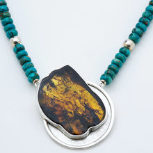 Cargar imagen en el visor de la galería, Collar de Turquesa con dije de Ámbar. Aretes a juego incluídos.