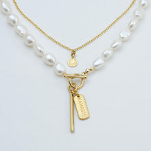 Cargar imagen en el visor de la galería, Collar doble de cadena y Perla, con dijes NAMASTÉ y barra. Aretes a juego incluídos.