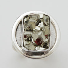 Cargar imagen en el visor de la galería, Anillo ajustable con Pirita rectangular. Bisel ovalado