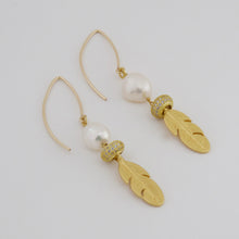 Cargar imagen en el visor de la galería, Collar de Perla con dijes de Hoja y Namasté. Aretes a juego incluídos.