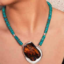 Cargar imagen en el visor de la galería, Collar de Turquesa con dije de Ámbar. Aretes a juego incluídos.