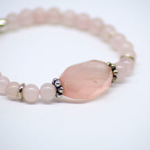Cargar imagen en el visor de la galería, Pulsera de Cuarzo Rosa con Cuarzo al centro y símbolo OM