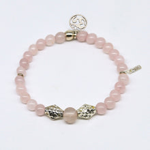 Cargar imagen en el visor de la galería, Pulsera de Cuarzo Rosa con piezas martilladas y símbolo OM