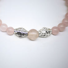 Cargar imagen en el visor de la galería, Pulsera de Cuarzo Rosa con piezas martilladas y símbolo OM